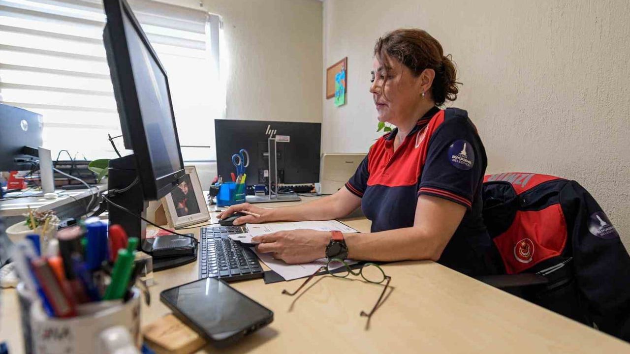 oğlunu kaybettikten sonra enkazlarda hayat kurtaran kadın