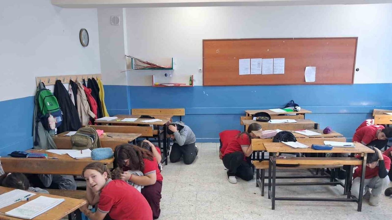 Öğrenciler çök-kapan-tutunla sınavı geçti: okul tahliye tatbikatı sorunsuz tamamlandı