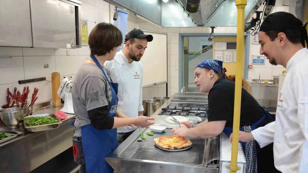Öğrenciler el lezzetini keşfetti: Anadolu Üniversitesi'nde pizza atölyesi