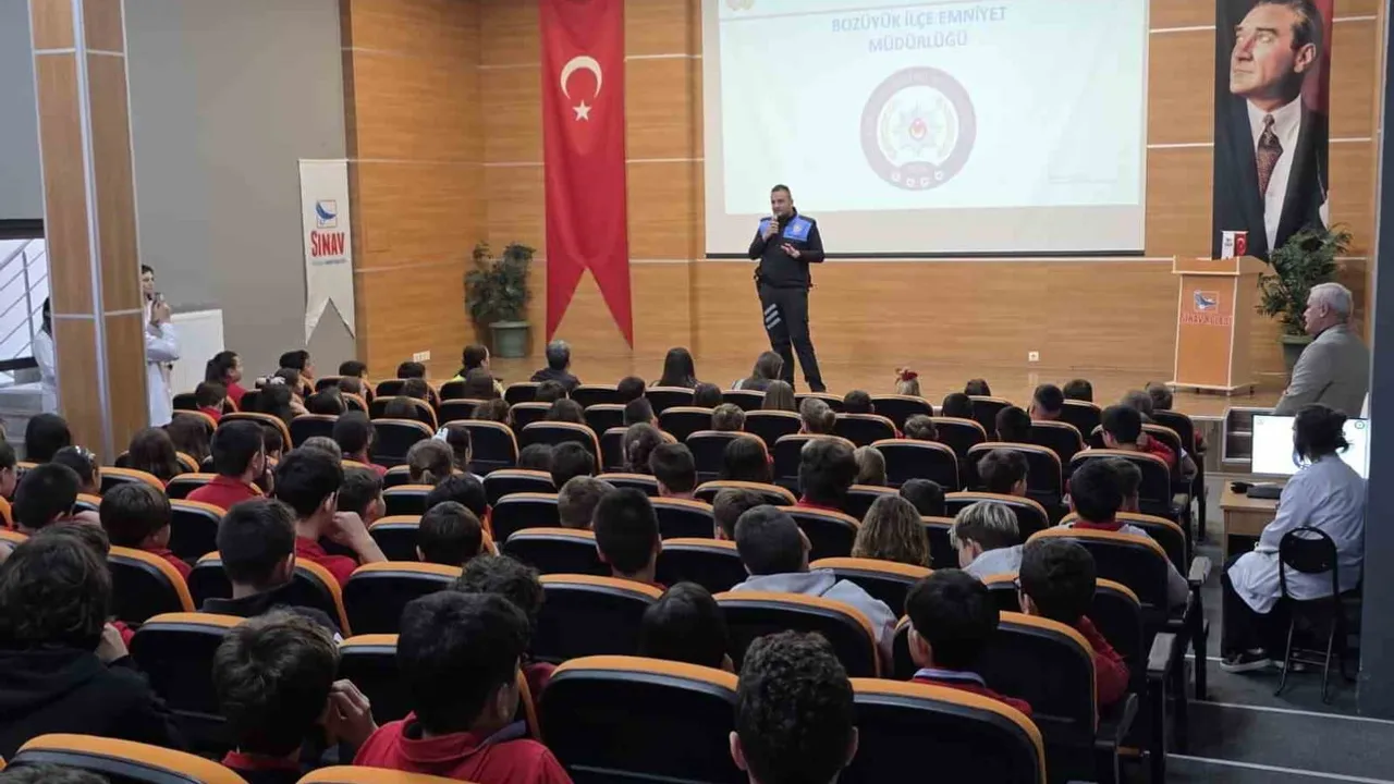 Öğrenciler internet güvenliği ve akran zorbalığına karşı polisle buluştu