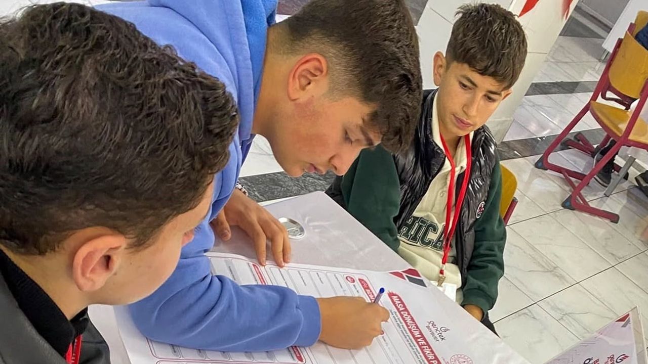 Öğrenciler masalarda çözüm üretti: GençTek forumu'nda teknoloji ve toplum konuşuldu