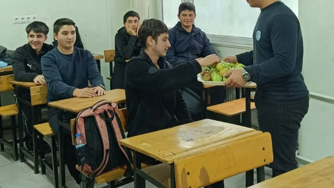 Öğrenciler öğretmenlere meyve ikramıyla sağlıklı nefes mesajı verdi
