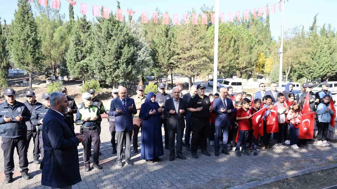Öğrenciler, şehit Alican Öztürk'ü kabri başında dualarla andı
