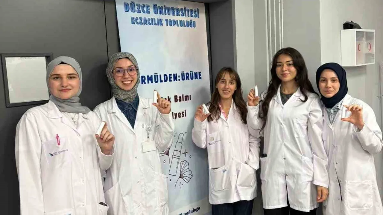 Öğrenciler uygulamalı atölyelerde mumdan tıbbi çaya uzandı