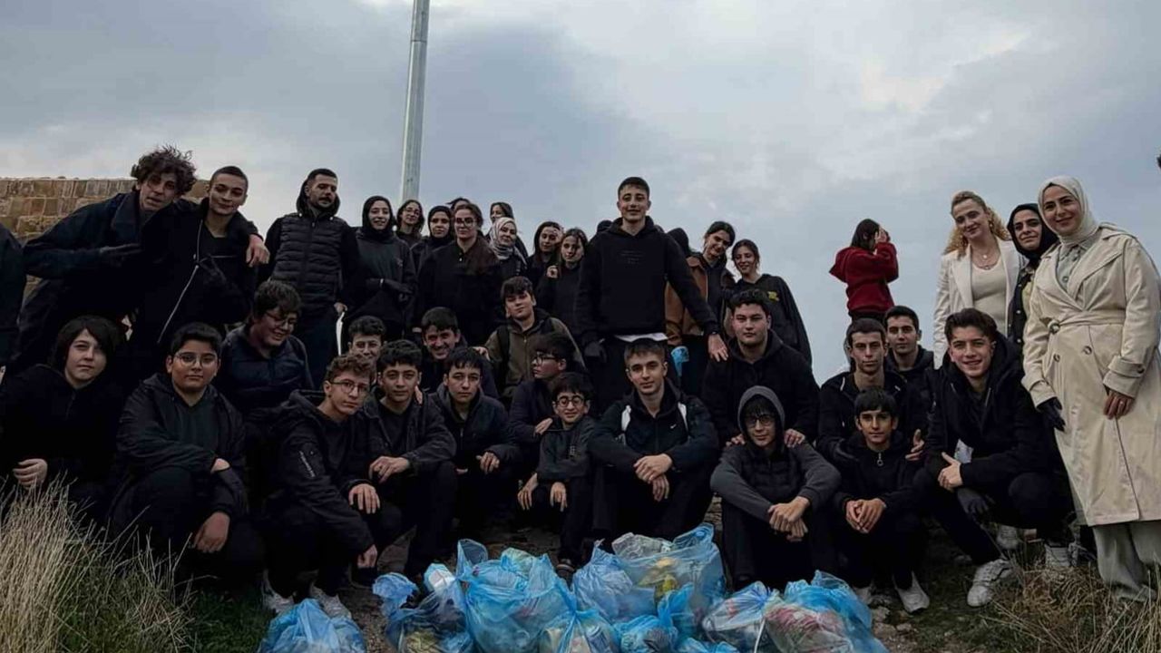 Öğrencilerden Bayburt Kalesi'ne çevre ve tarih duyarlılığı
