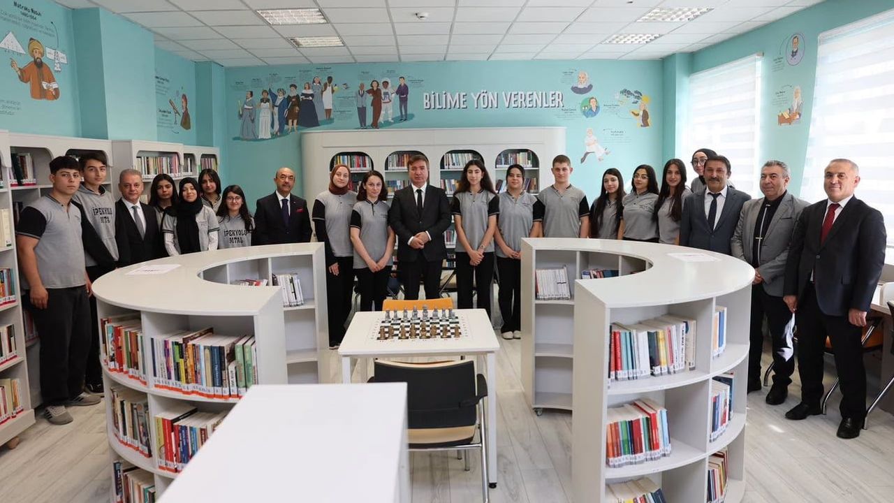 Öğrencilerin bilgiye erişimi güçleniyor: İpekyolu Ticaret Lisesi'ne yeni kütüphane