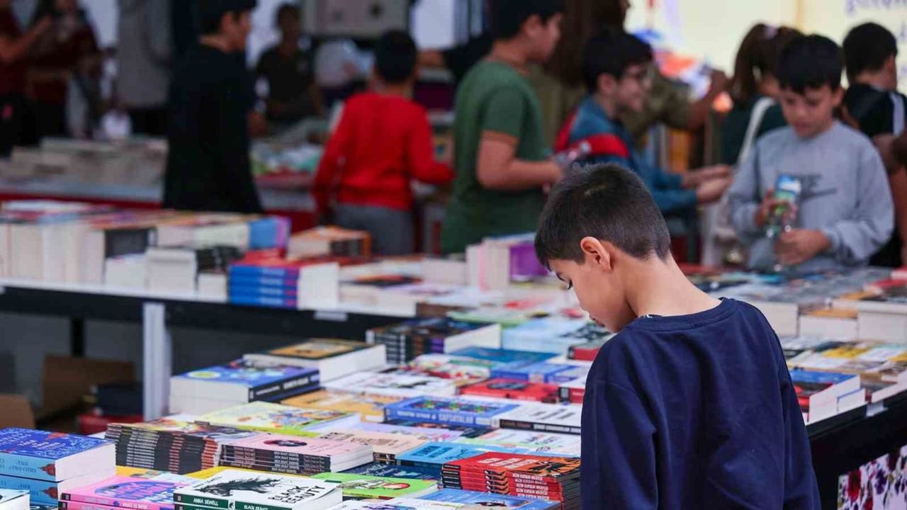 Öğrencilerin ilgisiyle canlanan Antalya kitap fuarı