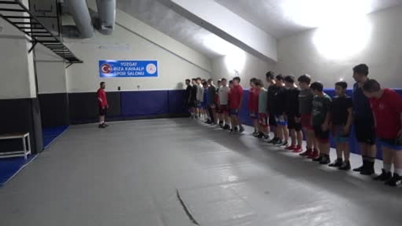 Öğrencileriyle çalıştı, hem antrenör hem sporcu olarak dünya üçüncüsü oldu