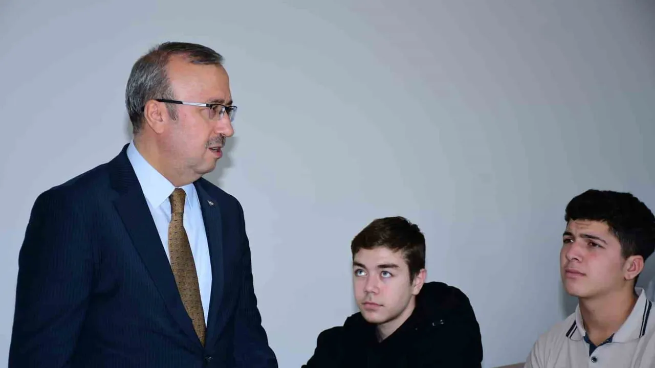 Öğrencilerle atölyede sohbet: Sinan Aydın Firuz Kanatlı Mesleki ve Teknik Anadolu Lisesi'ni ziyaret etti