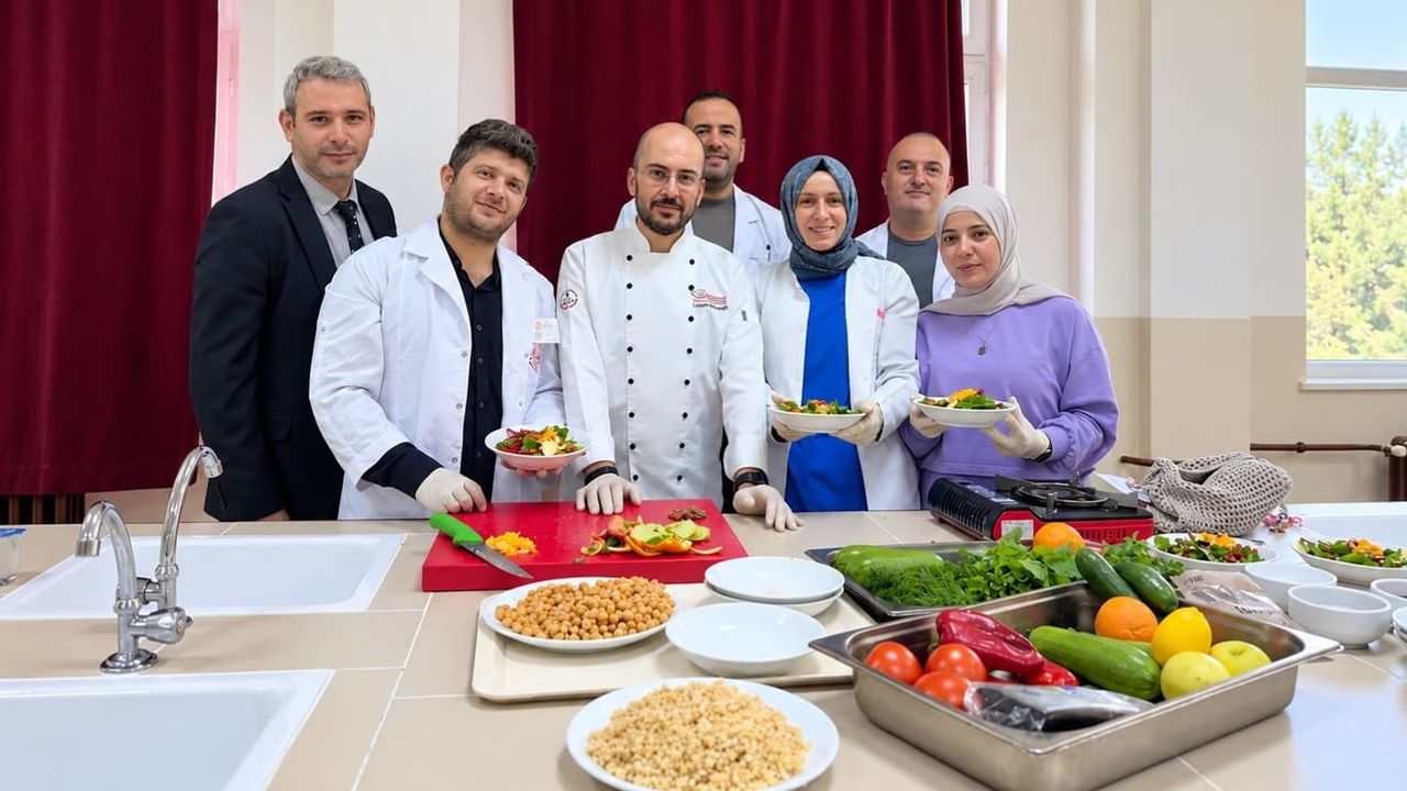 Öğretmenler Ladik’te mutfakta sağlıklı beslenmeyi uygulamalı öğrendi