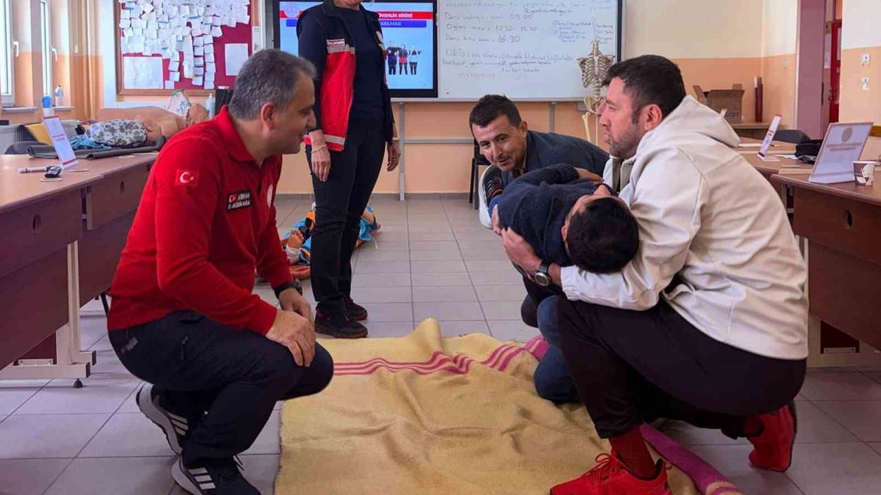 Öğretmenlere uygulamalı ilk yardım eğitimiyle yaşam kurtarma yetkinliği kazandırıldı