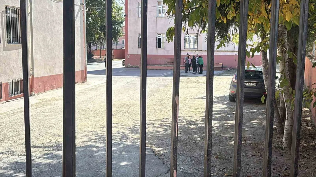 Okul arkadaşlarının ihbarı sonrası kurusıkı tabanca ele geçirildi