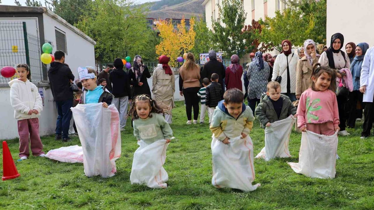 Okul bahçelerinde oyunla öğrenme rüzgarı: Bayburt'ta dört okul bir araya geldi