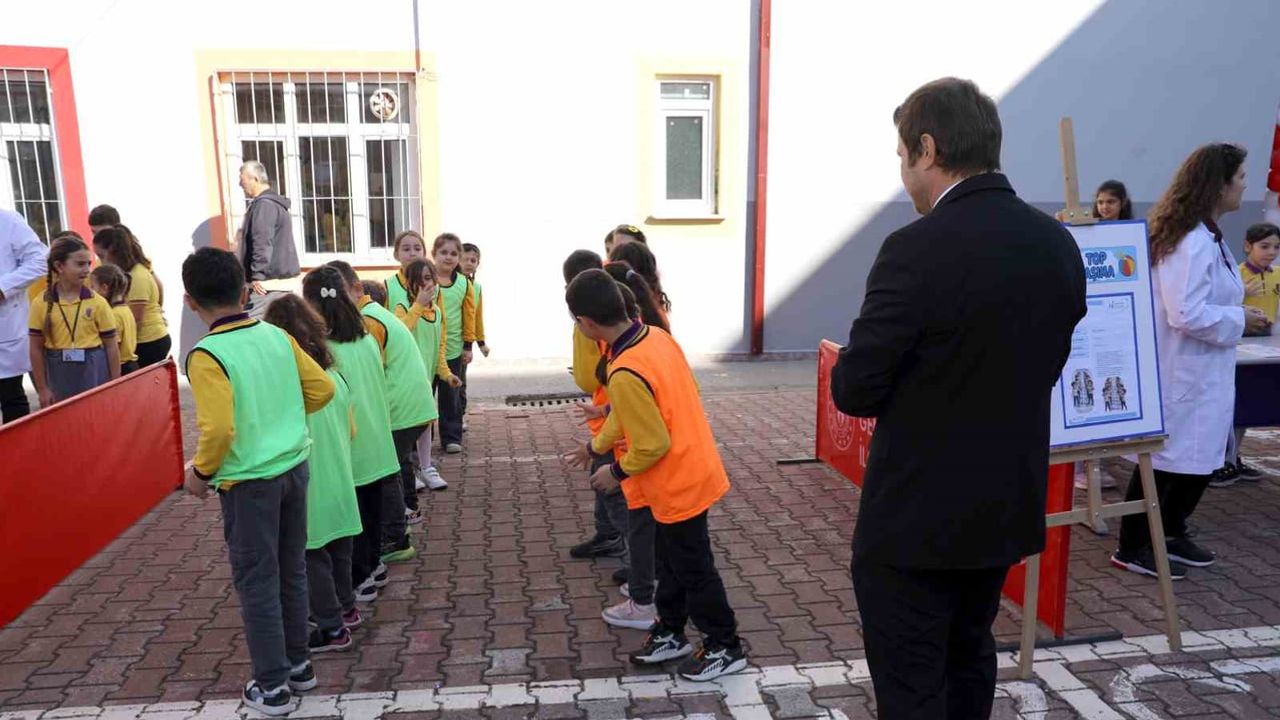Okul bahçesi şenliğe dönüştü: geleneksel oyunlarla kültürel miras canlandı