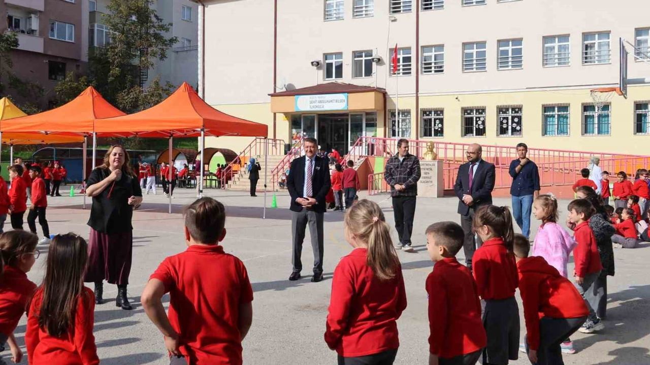 Okul bahçesinde nesiller buluştu: çocuklar oyunla öğreniyor