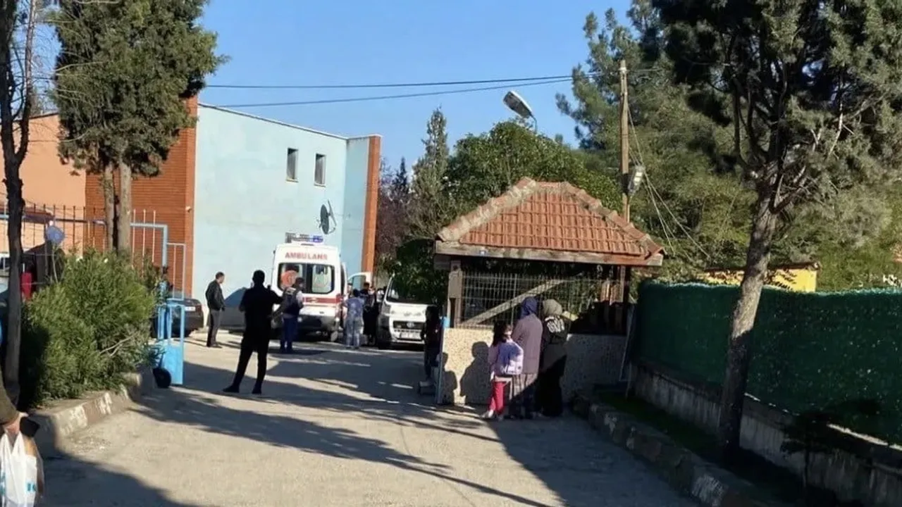 Okul bahçesinde servis çarpması: 8 yaşındaki öğrenci hastanede