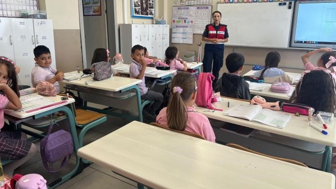 Okul koridorlarında güvenlik eğitimi: jandarma Vezirhan'da öğrencilere rehberlik etti
