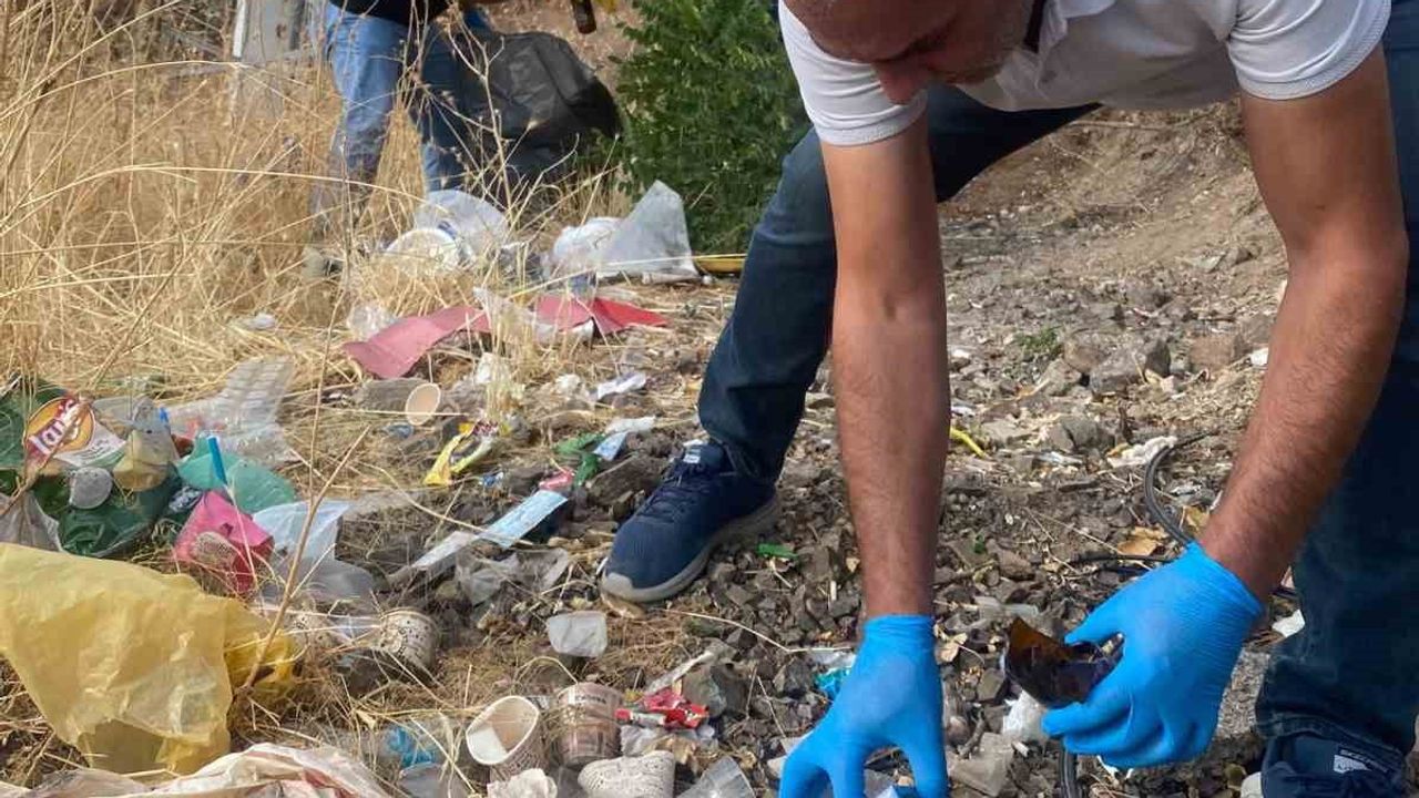 Okul önünde çöp toplayan servis şoförleri çevre bilinci örneği gösterdi