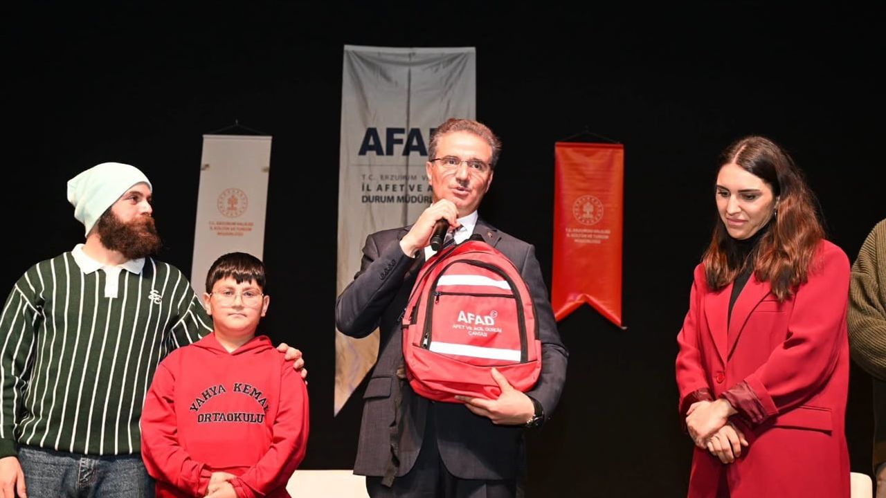 Okul sahnesinde afet eğitimi Yahya Kemal Ortaokulu'nda