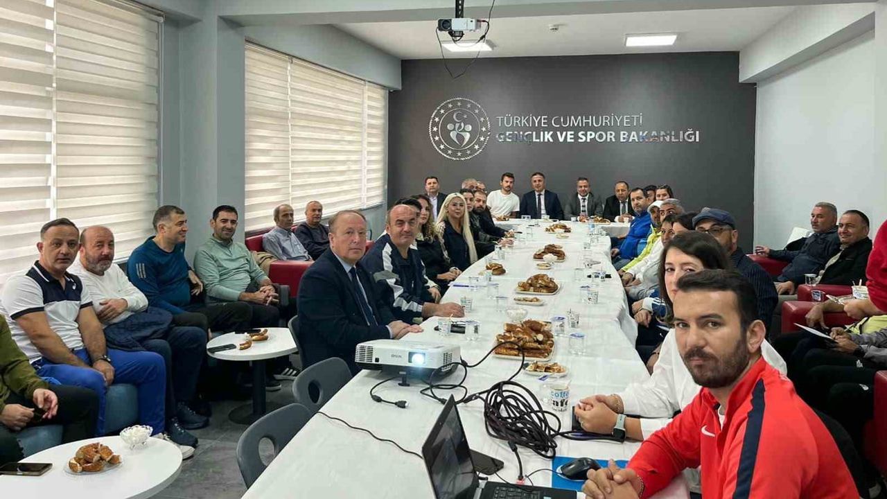 Okul sporlarında yeni sezon hazırlıkları Devrek'te masaya yatırıldı