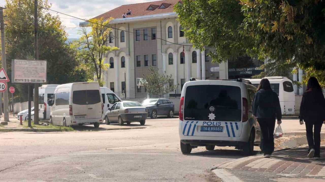 Okula silahla giren kişi panik yarattı, taşıma ruhsatı olduğu belirlendi
