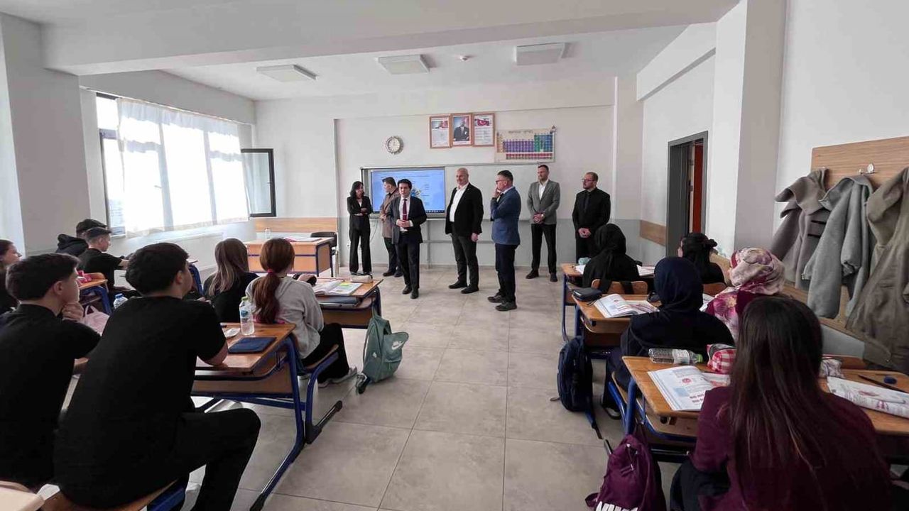 Okulda geleceğe dair sohbet: Çilimli kaymakamı ve başkanı öğrencilerle buluştu