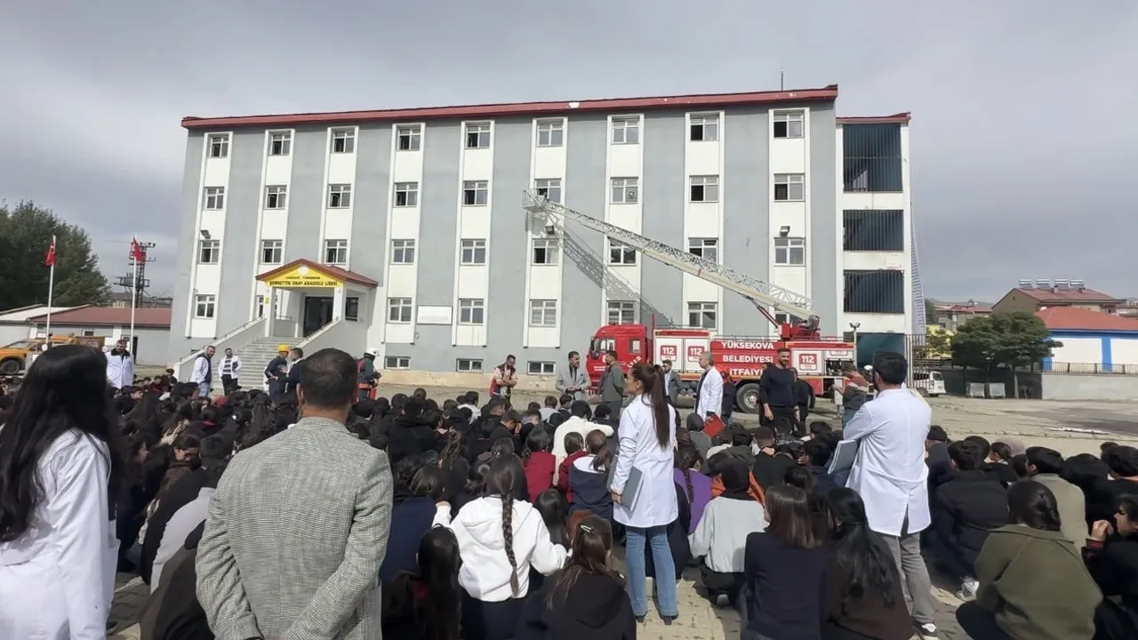 Okulda gerçeğini aratmayan tatbikat Yüksekova'da yangın bilincini güçlendirdi