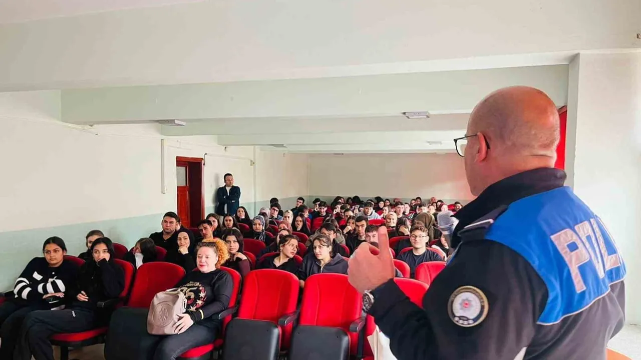 Okulda güvenlik bilinçlendirmesi: öğrenciler 112 ve siber zorbalık konusunda bilgilendirildi