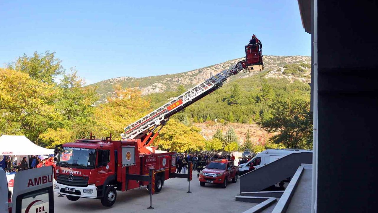 Okulda koordineli müdahale gösterisi: çok ekipli yangın tatbikatı