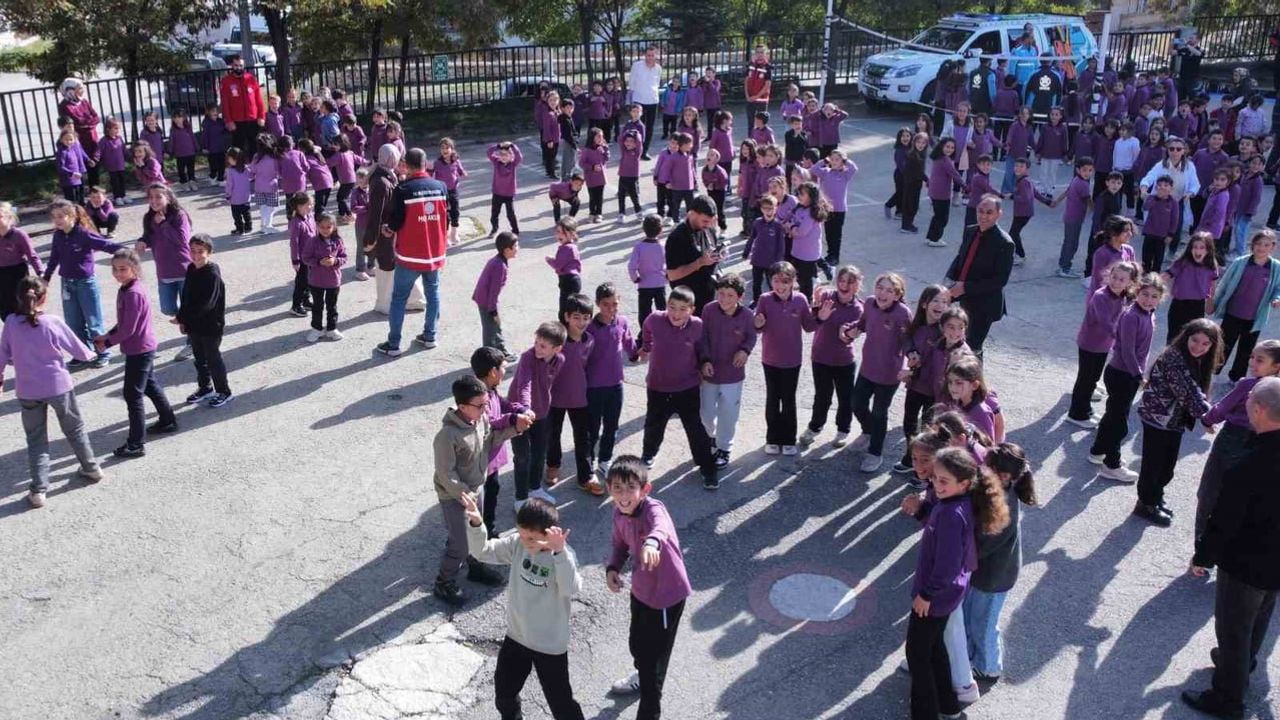 Okulda uygulamalı afet eğitimi: öğrenciler tahliye ve söndürmeyi pratikte öğrendi