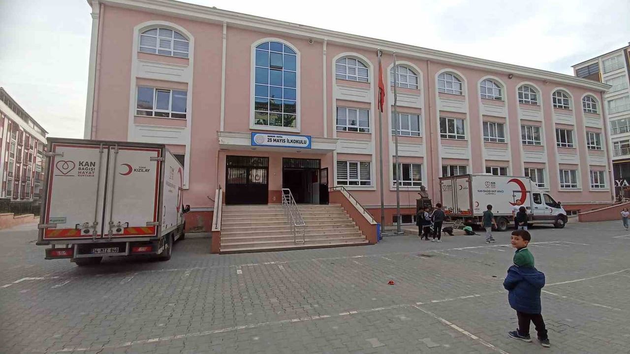 Okuldan hayat kurtaran adım: 25 Mayıs İlkokulu'nda 60 ünite kan bağışı