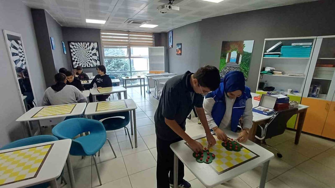 Okullar merkezimde projeyle buluşan AİHL öğrencileri Düzce gençlik merkezinde bir araya geldi