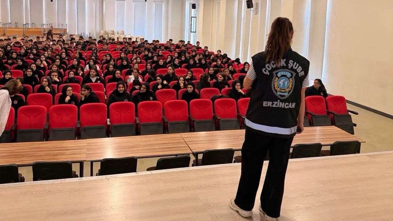 okullarda güvenlik bilinci için polis sınıfta