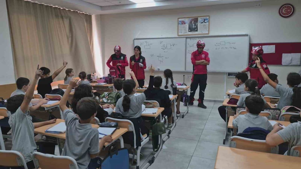 Okullarda hazırlık: Bodrum'da öğrencilere afet tatbikatı