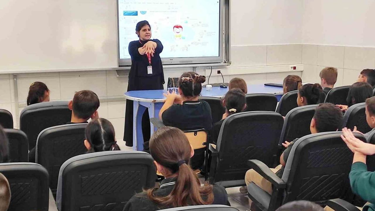 Okullarda sağlıklı yaşam bilinci için eğitimler Mustafa Şener Ortaokulu'nda