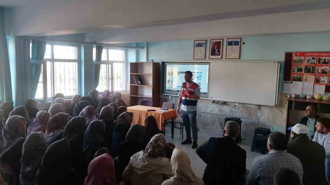 Okullarda siber farkındalık: öğrenci, veli ve öğretmene yönelik eğitim