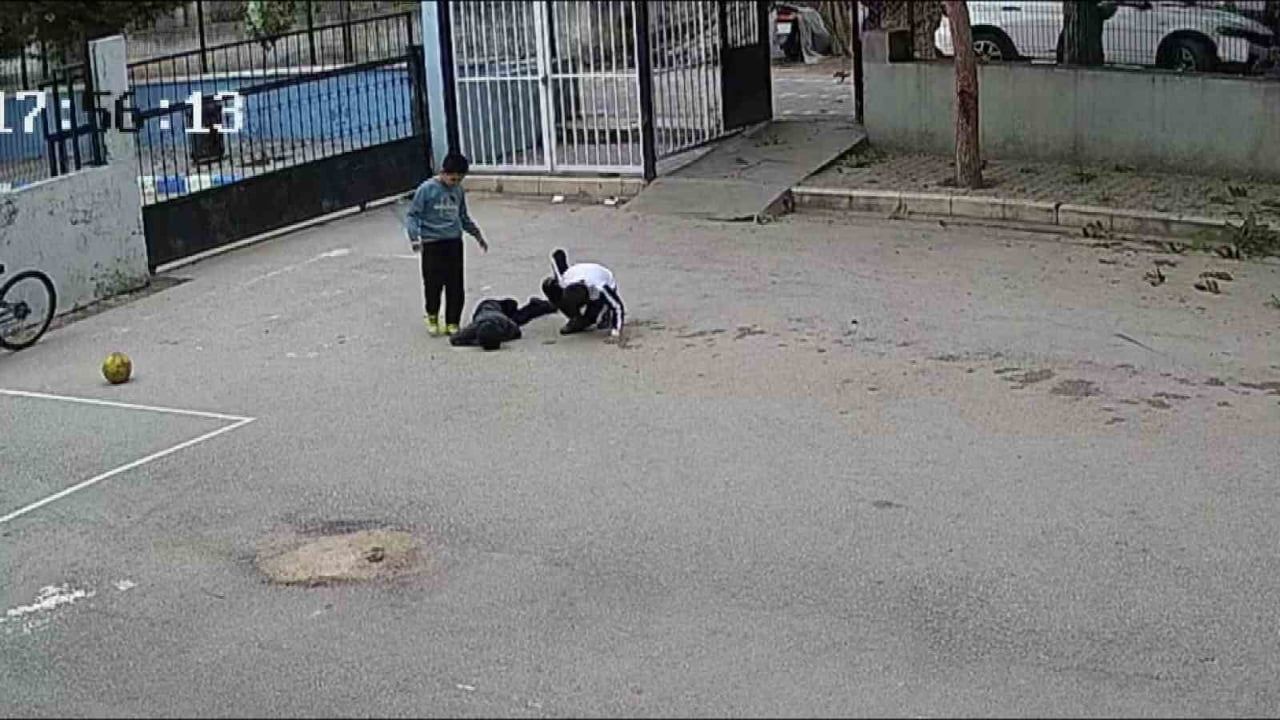 Okulu kapatırken yere yığılan öğrencinin yardımına müdür koştu