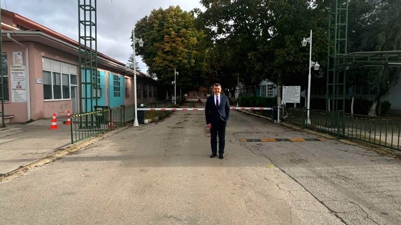 Okuluna dönen Prof. Dr. Hasan Mandal öğrencilerle deneyimlerini paylaştı