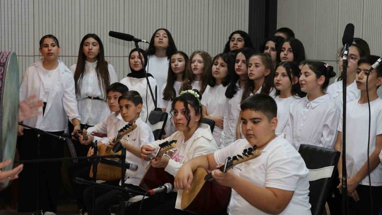 Oltu'da 130 öğrencinin sahnelediği cumhuriyet konseri gecesi