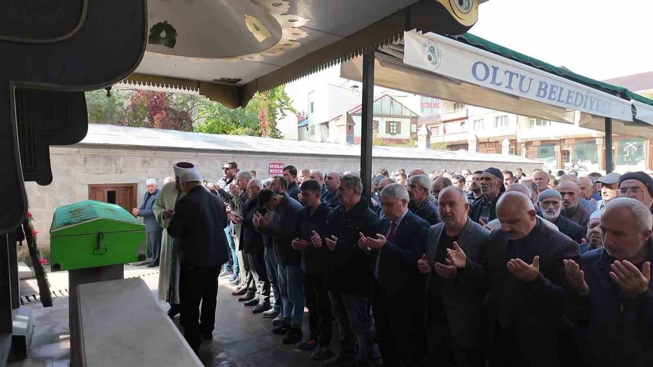 Oltu’ya yıllarını adayan öğretmen Ruhi Akpınar son yolculuğuna uğurlandı
