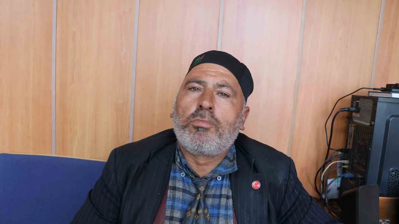 Oltulu Yunus hoca esnafla kurduğu sıcak bağ ve paylaşımlarıyla seviliyor