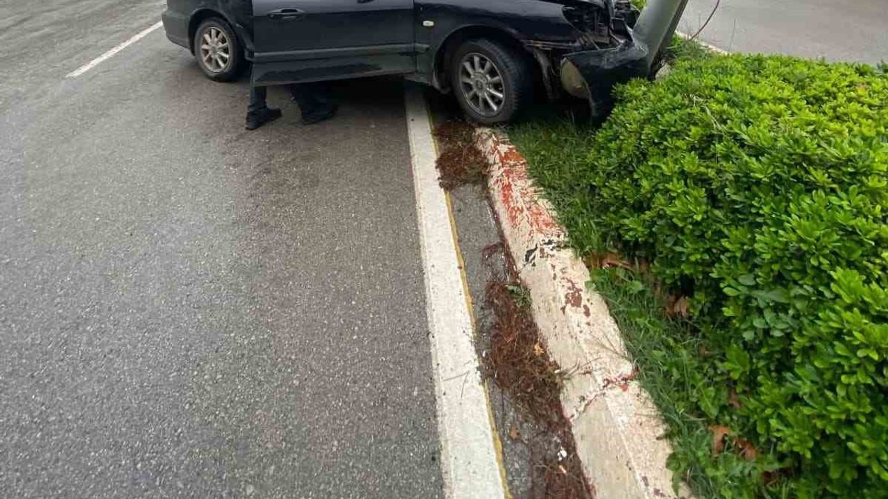 OMÜ Kurupelit çıkışında otomobil aydınlatma direğini devirdi