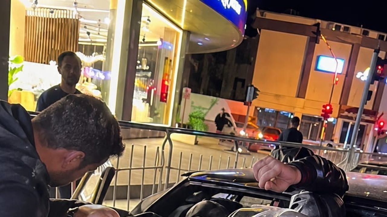 Ön camdan içeri giren motosiklet sürücüsü hastaneye kaldırıldı