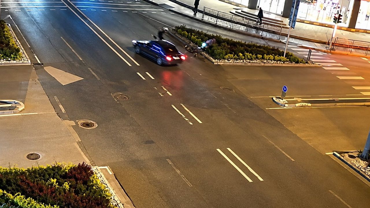 Ön camdan içeri giren motosiklet sürücüsünün kazası güvenlik kamerasında