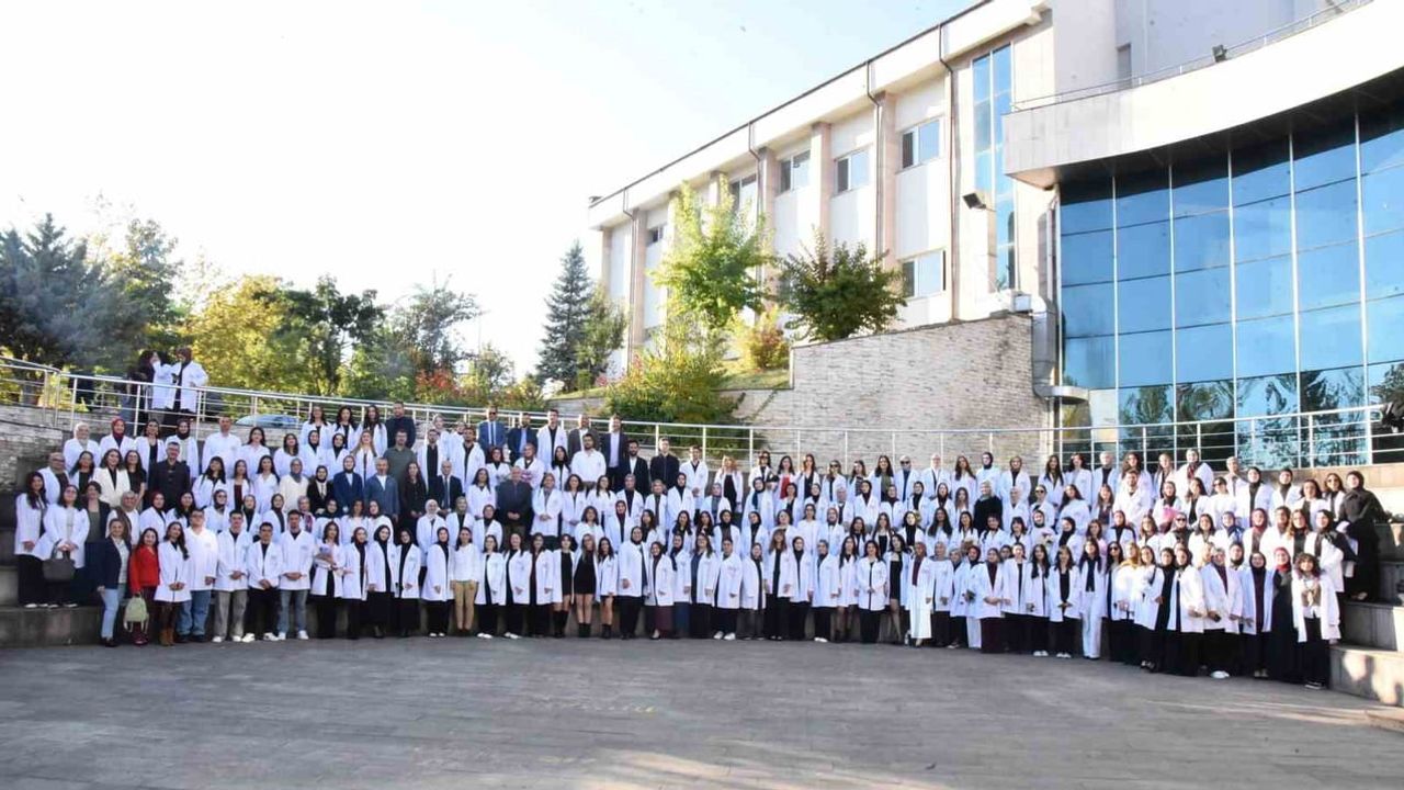 Önlükle mesleğe ilk adım: Düzce'de öğretmen adayları sorumluluğu üstlendi