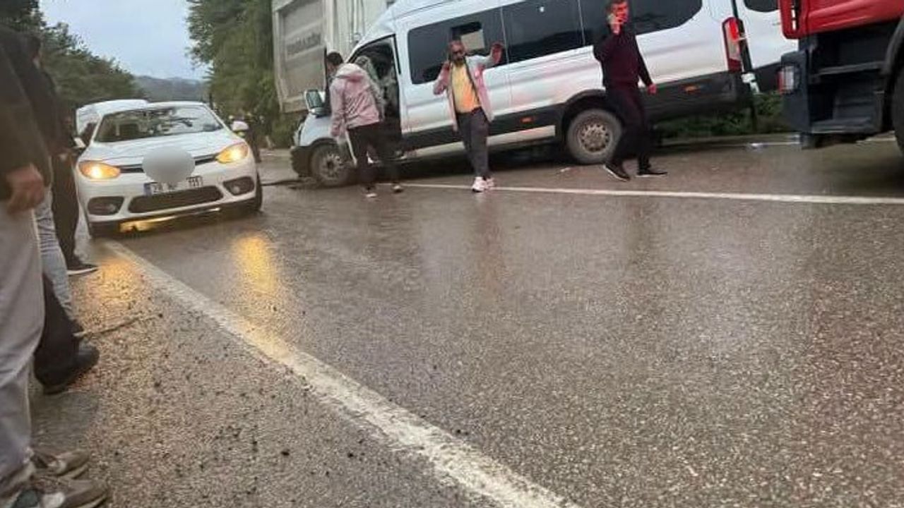 Ordu Ayazlı'da kamyonun karşı şeride geçmesi minibüsle çarpışmaya yol açtı: 1 ölü, 18'i öğrenci 23 yaralı