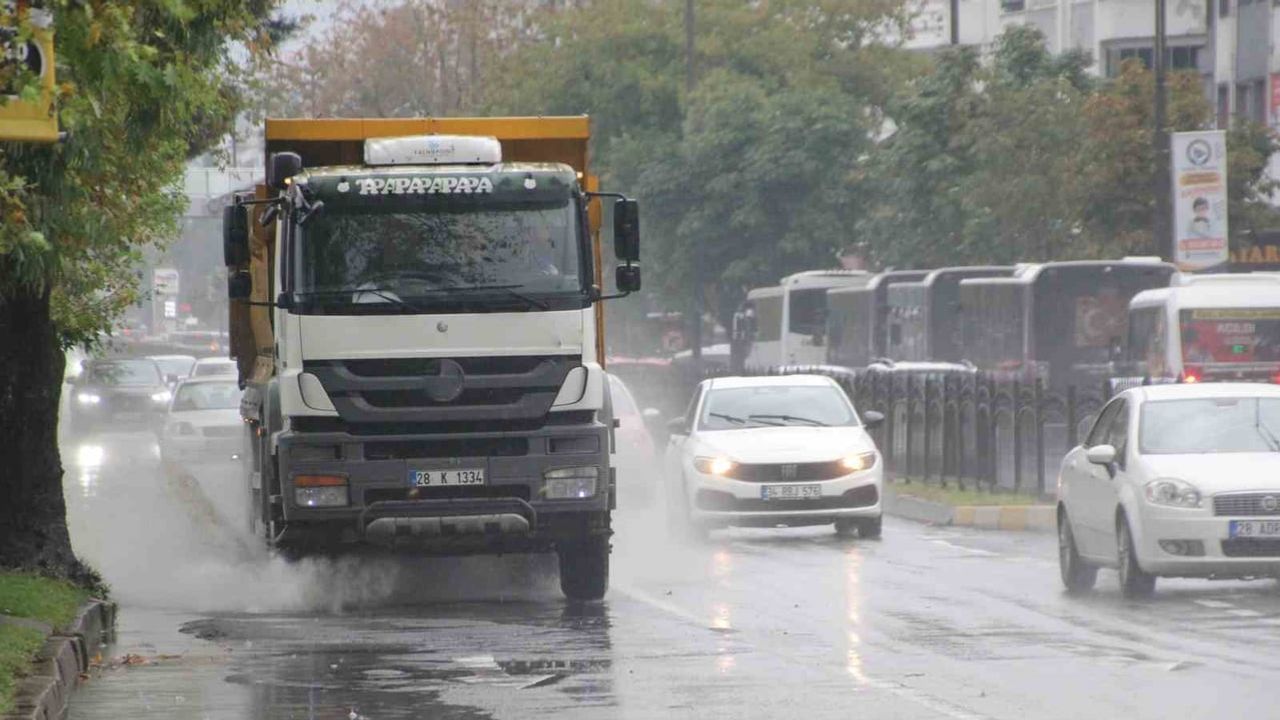 Ordu'da aralıklı sağanak: hazırlıksız kalanlar zor anlar yaşadı