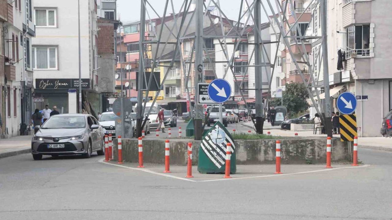 Ordu'da cadde ortasında kalan yüksek gerilim direği günlük yaşamı zorluyor