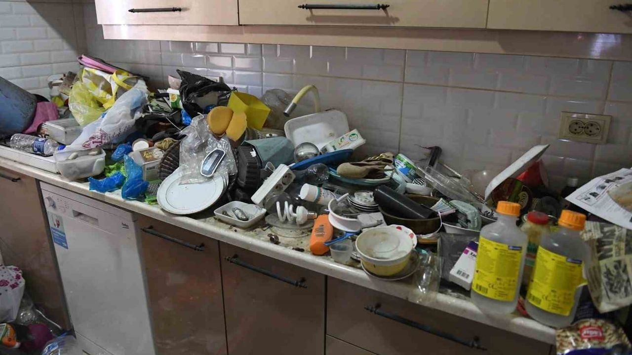 Ordu'da kötü koku ihbarı: yalnız yaşayan kişinin evinden 20 kamyon çöp çıktı