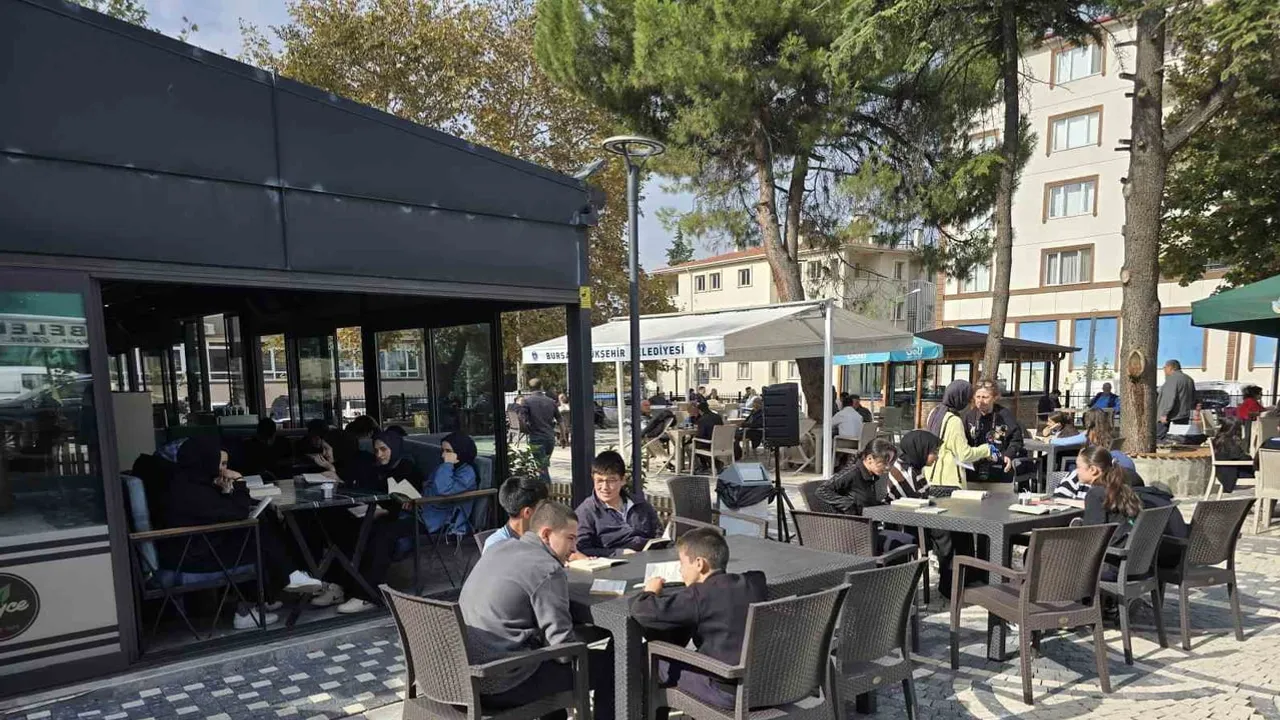 Orhaneli'nde başkan ve öğrencilerle kitap okuma seferberliği